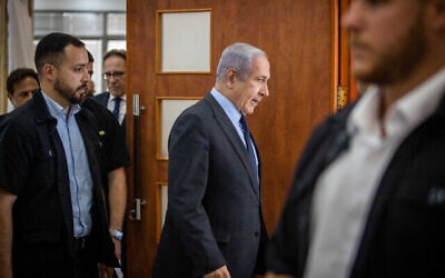 رئيس الوزراء بنيامين نتنياهو في المحكمة المركزية في القدس خلال شهادة رجل الأعمال أرنون ميلشان في محاكمة نتنياهو بتهم الفساد، 2 يوليو/ 2023. (Oren Ben Hakoon/POOL)