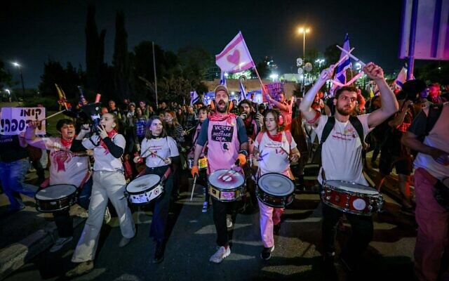 إسرائيليون يتظاهرون في القدس بعد إقالة وزير الدفاع يوآف غالانت، 6 نوفمبر 2024. (Ahmad Gharabli/AFP)