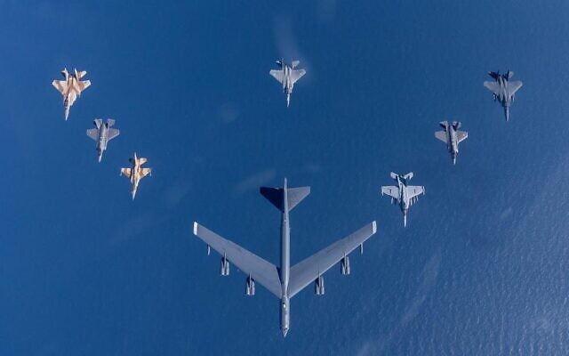 طائرات مقاتلة إسرائيلية وأمريكية تحلق بجانب قاذفة أمريكية من طراز B-52 فوق البحر الأبيض المتوسط خلال مناورة مشتركة، في 25 يناير 2023. (CENTCOM) طائرات مقاتلة إسرائيلية وأمريكية تحلق بجانب قاذفة أمريكية من طراز B-52 فوق البحر الأبيض المتوسط خلال مناورة مشتركة، في 25 يناير 2023. (CENTCOM)