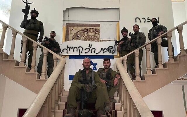 عضو الكنيست من حزب ’عوتسما يهوديت’، يتسحاق كرويزر (في الوسط) مع زملائه الجنود في منزل بجنوب لبنان في 1 نوفمبر، 2024. تقول الكتابة العبرية على الجدران: "ديوان عضو الكنيست كروزر”. (Courtesy) عضو الكنيست من حزب ’عوتسما يهوديت’، يتسحاق كرويزر (في الوسط) مع زملائه الجنود في منزل بجنوب لبنان في 1 نوفمبر، 2024. تقول الكتابة العبرية على الجدران: "ديوان عضو الكنيست كروزر”. (Courtesy)