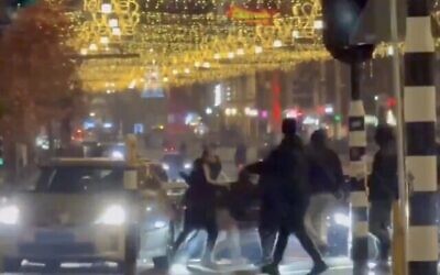 لقطة شاشة من مقطع فيديو يظهر مهاجمين يركضون خلف مشجعي فريق مكابي تل أبيب بعد مباراة كرة قدم في أمستردام في 8 نوفمبر، 2024. (X screenshot; used in accordance with Clause 27a of the Copyright Law)