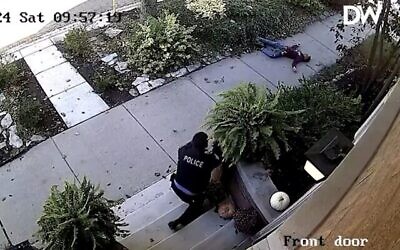لقطة شاشة من مقطع فيديو لسيدي محمد عبد الله بعد إطلاق النار عليه وإصابته برصاص الشرطة أثناء تبادل لإطلاق النار في شيكاغو بولاية إلينيوي، 26 أكتوبر، 2024. (X: Used in accordance with Clause 27a of the Copyright Law)