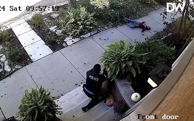 لقطة شاشة من مقطع فيديو لسيدي محمد عبد الله بعد إطلاق النار عليه وإصابته برصاص الشرطة أثناء تبادل لإطلاق النار في شيكاغو بولاية إلينيوي، 26 أكتوبر، 2024. (X: Used in accordance with Clause 27a of the Copyright Law) لقطة شاشة من مقطع فيديو لسيدي محمد عبد الله بعد إطلاق النار عليه وإصابته برصاص الشرطة أثناء تبادل لإطلاق النار في شيكاغو بولاية إلينيوي، 26 أكتوبر، 2024. (X: Used in accordance with Clause 27a of the Copyright Law)