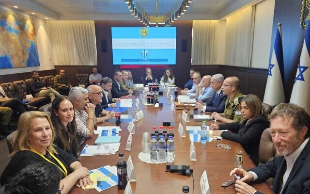 رئيس الوزراء بنيامين نتنياهو يلتقي بأعضاء لجنة ناغل في القدس في 13 أكتوبر 2024 (Prime Minister's Office Spokesman) رئيس الوزراء بنيامين نتنياهو يلتقي بأعضاء لجنة ناغل في القدس في 13 أكتوبر 2024 (Prime Minister's Office Spokesman)