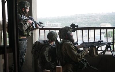 جنود إسرائيليون في جنوب لبنان، في صورة منشورة في 24 أكتوبر 2024. (IDF)