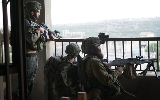 جنود إسرائيليون في جنوب لبنان، في صورة منشورة في 24 أكتوبر 2024. (IDF)