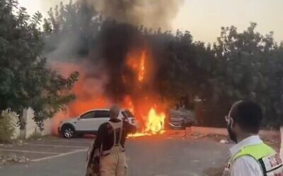 لقطة شاشة من مقطع فيديو من قناة "حداشوت بيت شيمش" يتم تداوله على وسائل التواصل الاجتماعي، يظهر حريقًا ناجمًا عن شظايا صاروخ اعتراضي في بيت شيمش في 11 نوفمبر 2024 (Used in accordance with Clause 27a of the Copyright Law)