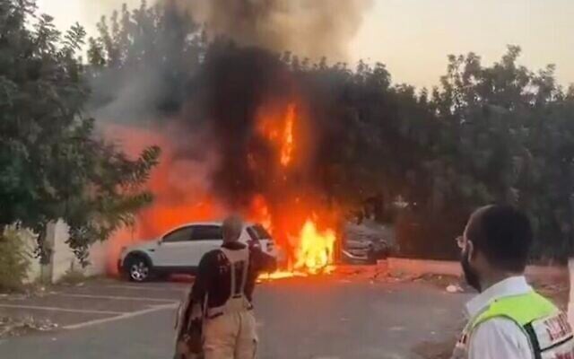 لقطة شاشة من مقطع فيديو من قناة "حداشوت بيت شيمش" يتم تداوله على وسائل التواصل الاجتماعي، يظهر حريقًا ناجمًا عن شظايا صاروخ اعتراضي في بيت شيمش في 11 نوفمبر 2024 (Used in accordance with Clause 27a of the Copyright Law) لقطة شاشة من مقطع فيديو من قناة "حداشوت بيت شيمش" يتم تداوله على وسائل التواصل الاجتماعي، يظهر حريقًا ناجمًا عن شظايا صاروخ اعتراضي في بيت شيمش في 11 نوفمبر 2024 (Used in accordance with Clause 27a of the Copyright Law)