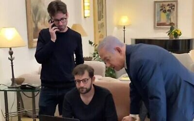 يسرائيل أينهورن (يسار) مع يوناتان أوريش (وسط) ورئيس الوزراء بنيامين نتنياهو في عام 2019. (Courtesy)
