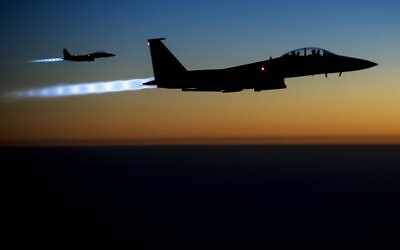 طائرات F-15E تابعة للقوات الجوية الأمريكية تحلق فوق شمال العراق بعد تنفيذ غارات جوية ضد أهداف تابعة لتنظيم الدولة الإسلامية في سوريا في 23 سبتمبر 2014. (US Air Force/Senior Airman Matthew Bruch)