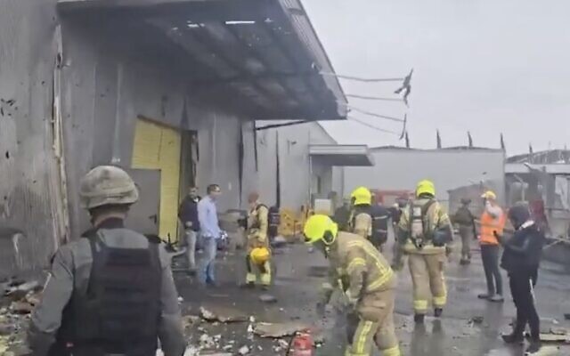 لقطة شاشة من مقطع فيديو يظهر فيه المستجيبون الأوائل وهم يتفقدون الأضرار في موقع سقوط صاروخ أطلقه حزب الله في مصنع في معالوت ترشيحا، شمال إسرائيل، 24 نوفمبر، 2024. (Northern Israel Fire and Rescue)