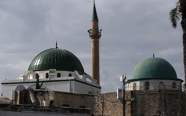 صورة تم التقاطها في 29 يناير، 2019، تظهر مسجد الجزار في مدينة عكا الساحلية شمال إسرائيل. (AHMAD GHARABLI / AFP) صورة تم التقاطها في 29 يناير، 2019، تظهر مسجد الجزار في مدينة عكا الساحلية شمال إسرائيل. (AHMAD GHARABLI / AFP)