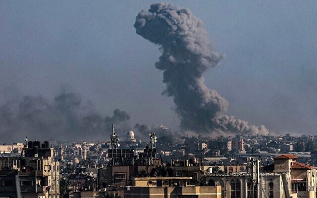 الدخان يتصاعد فوق خان يونس في جنوب قطاع غزة خلال غارات جوية إسرائيلية في 30 ديسمبر 2023. (AFP)