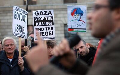 مظاهرة لحملة التضامن بين أيرلندا وفلسطين في دبلن، في 17 نوفمبر 2012 (PETER MUHLY / AFP)