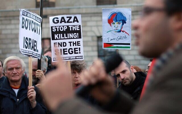 مظاهرة لحملة التضامن بين أيرلندا وفلسطين في دبلن، في 17 نوفمبر 2012 (PETER MUHLY / AFP)