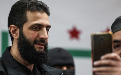 أبو محمد الجولاني زعيم هيئة تحرير الشام خلال مؤتمر صحفي في منطقة معبر باب الهوى شمال سوريا، 12 مارس 2024. (OMAR HAJ KADOUR / AFP)
