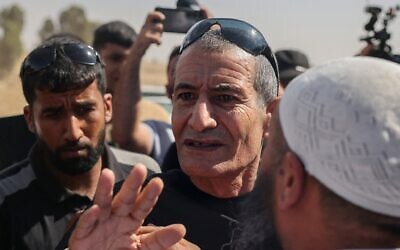 الرهينة الإسرائيلي الذي تم انقاذه فرحان القاضي (وسط) عند عودته إلى قريته خربة كركور بالقرب من مدينة رهط البدوية الجنوبية في 28 أغسطس 2024. (AHMAD GHARABLI / AFP)