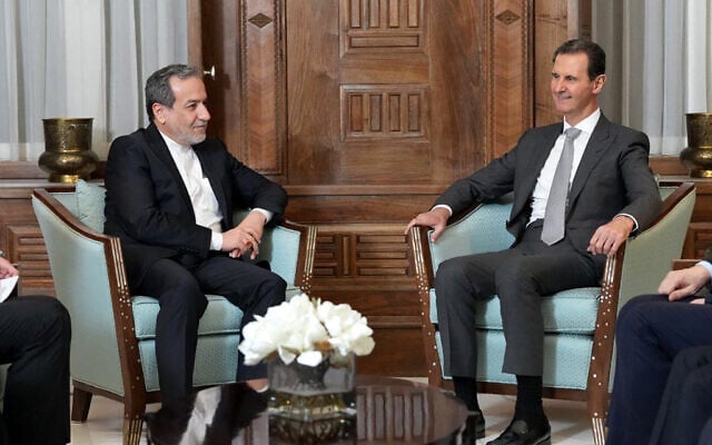 وزير الخارجية الإيراني عباس عراقجي (يسار) يلتقي الرئيس السوري بشار الأسد (يمين) في دمشق في 1 ديسمبر 2024. (Iranian Foreign Ministry / AFP) وزير الخارجية الإيراني عباس عراقجي (يسار) يلتقي الرئيس السوري بشار الأسد (يمين) في دمشق في 1 ديسمبر 2024. (Iranian Foreign Ministry / AFP)