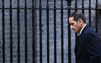 رئيس الوزراء ووزير الخارجية القطري الشيخ محمد بن عبد الرحمن آل ثاني يصل إلى اجتماع مع رئيس الوزراء البريطاني كير ستارمر وأمير قطر الشيخ تميم بن حمد آل ثاني في 10 داونينج ستريت في وسط لندن، 4 ديسمبر 2024. (JUSTIN TALLIS / AFP)
