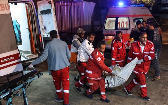 مسعفون من الهلال الأحمر الفلسطيني أحد ضحايا القصف الإسرائيلي إلى مستشفى ناصر في خان يونس جنوب قطاع غزة، في ساعة مبكرة من صباح 12 ديسمبر، 2024. (BASHAR TALEB / AFP) مسعفون من الهلال الأحمر الفلسطيني أحد ضحايا القصف الإسرائيلي إلى مستشفى ناصر في خان يونس جنوب قطاع غزة، في ساعة مبكرة من صباح 12 ديسمبر، 2024. (BASHAR TALEB / AFP)