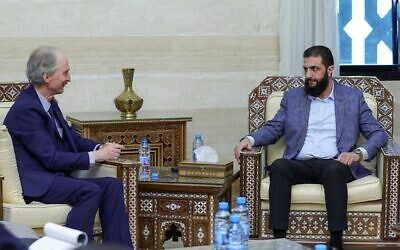 توضيحية: صورة قدمتها الحكومة السورية الانتقالية تظهر المبعوث الخاص للأمم المتحدة لسوريا غير بيدرسن أثناء اجتماعه مع زعيم هيئة تحرير الشام أبو محمد الجولاني، الذي بات يستخدم اسمه الأصلي وهو أحمد الشرع، في دمشق في 15 ديسمبر 2024. (SYRIAN INTERIM GOVERNMENT / AFP)