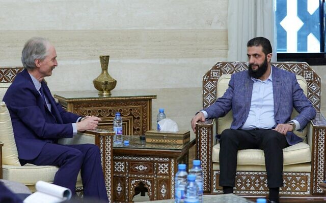 توضيحية: صورة قدمتها الحكومة السورية الانتقالية تظهر المبعوث الخاص للأمم المتحدة لسوريا غير بيدرسن أثناء اجتماعه مع زعيم هيئة تحرير الشام أبو محمد الجولاني، الذي بات يستخدم اسمه الأصلي وهو أحمد الشرع، في دمشق في 15 ديسمبر 2024. (SYRIAN INTERIM GOVERNMENT / AFP) توضيحية: صورة قدمتها الحكومة السورية الانتقالية تظهر المبعوث الخاص للأمم المتحدة لسوريا غير بيدرسن أثناء اجتماعه مع زعيم هيئة تحرير الشام أبو محمد الجولاني، الذي بات يستخدم اسمه الأصلي وهو أحمد الشرع، في دمشق في 15 ديسمبر 2024. (SYRIAN INTERIM GOVERNMENT / AFP)
