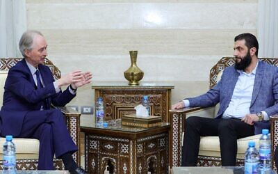 صورة قدمتها الحكومة السورية الانتقالية تظهر المبعوث الخاص للأمم المتحدة لسوريا غير بيدرسن أثناء اجتماعه مع زعيم هيئة تحرير الشام أبو محمد الجولاني، الذي بات يستخدم اسمه الأصلي وهو أحمد الشرع، في دمشق في 15 ديسمبر 2024. (SYRIAN INTERIM GOVERNMENT / AFP)