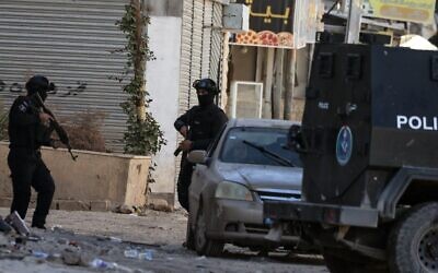توضيحية: قوات الأمن الفلسطينية في مخيم جنين شمال الضفة الغربية في 18 ديسمبر 2024 (JAAFAR ASHTIYEH / AFP)
