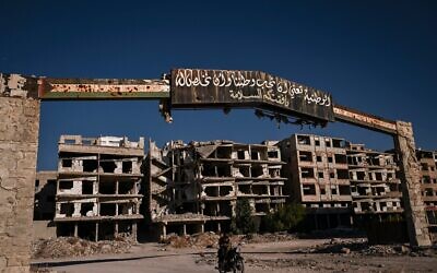 مدخل مخيم اليرموك للاجئين الفلسطينيين جنوب دمشق في 19 ديسمبر 2024. (Aris MESSINIS / AFP)