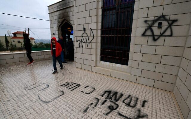 فلسطينيون يتفقدون الأضرار في مسجد تعرض لهجوم مستوطنين إسرائيليين في بلدة مردا بالقرب من مدينة سلفيت بالضفة الغربية في 20 ديسمبر 2024. (Jaafar ASHTIYEH / AFP) فلسطينيون يتفقدون الأضرار في مسجد تعرض لهجوم مستوطنين إسرائيليين في بلدة مردا بالقرب من مدينة سلفيت بالضفة الغربية في 20 ديسمبر 2024. (Jaafar ASHTIYEH / AFP)
