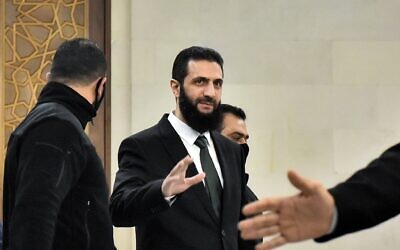 الزعيم السوري الجديد أحمد الشرع (وسط) يصل إلى دمشق لحضور اجتماع مع مسؤولين دروز من الحزب التقدمي الاشتراكي اللبناني في 22 ديسمبر 2024. (AFP)