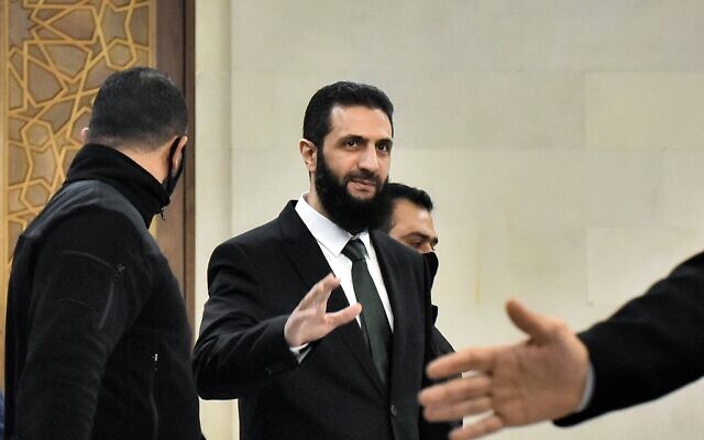 الزعيم السوري الجديد أحمد الشرع (وسط) يصل إلى دمشق لحضور اجتماع مع مسؤولين دروز من الحزب التقدمي الاشتراكي اللبناني في 22 ديسمبر 2024. (AFP) الزعيم السوري الجديد أحمد الشرع (وسط) يصل إلى دمشق لحضور اجتماع مع مسؤولين دروز من الحزب التقدمي الاشتراكي اللبناني في 22 ديسمبر 2024. (AFP)