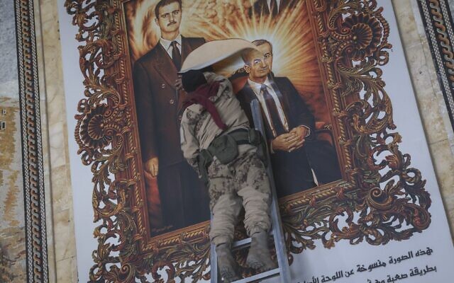 مقاتل سوري متمرد يمزق لوحة تصور الرئيس السوري بشار الأسد ووالده الراحل حافظ الأسد في مطار حلب الدولي في حلب، سوريا، 2 ديسمبر 2024. (AP/Ghaith Alsayed) مقاتل سوري متمرد يمزق لوحة تصور الرئيس السوري بشار الأسد ووالده الراحل حافظ الأسد في مطار حلب الدولي في حلب، سوريا، 2 ديسمبر 2024. (AP/Ghaith Alsayed)