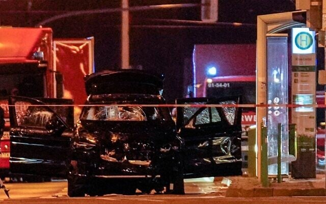 السيارة التي اصطدمت بحشد من الناس في سوق لعيد الميلاد، بعد الهجوم في ماغديبورغ بألمانيا، في 21 ديسمبر 2024. (AP Photo/Ebrahim Noroozi) السيارة التي اصطدمت بحشد من الناس في سوق لعيد الميلاد، بعد الهجوم في ماغديبورغ بألمانيا، في 21 ديسمبر 2024. (AP Photo/Ebrahim Noroozi)