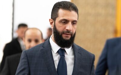 الزعيم السوري الفعلي أحمد الشرع في القصر الرئاسي في دمشق، 28 ديسمبر 2024. (AP Photo/Mosa'ab Elshamy)