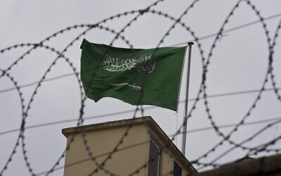 توضيحية: علم السعودية خلف أسلاك شائكة. (AP Photo/Petros Giannakouris)