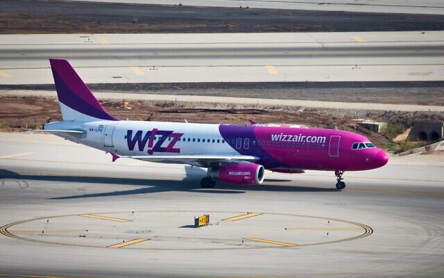 طائرة تابعة لشركة Wizz Air أثناء إقلاعها من مطار بن غوريون الدولي، 3 سبتمبر 2014. (Moshe Shai/Flash90) طائرة تابعة لشركة Wizz Air أثناء إقلاعها من مطار بن غوريون الدولي، 3 سبتمبر 2014. (Moshe Shai/Flash90)