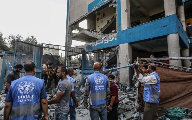فلسطينيون في موقع غارة جوية إسرائيلية على مبنى مدرسة تابعة للأمم المتحدة (أونروا) في النصيرات، وسط قطاع غزة، 15 يوليو 2024. (Abed Rahim Khatib/Flash90) فلسطينيون في موقع غارة جوية إسرائيلية على مبنى مدرسة تابعة للأمم المتحدة (أونروا) في النصيرات، وسط قطاع غزة، 15 يوليو 2024. (Abed Rahim Khatib/Flash90)