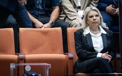 سارة نتنياهو، زوجة رئيس الوزراء بنيامين نتنياهو، تحضر اليوم الافتتاحي لدورة الكنيست الشتوية، في القدس، 28 أكتوبر 2024. (Yonatan Sindel/Flash90)