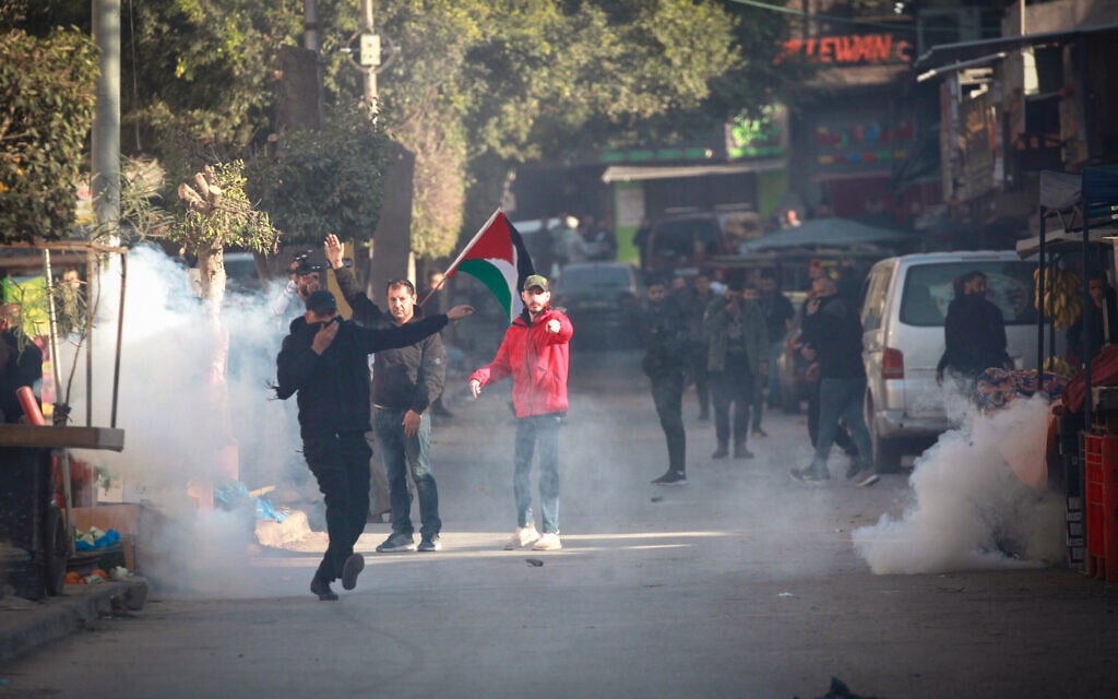 قوات الأمن التابعة للسلطة الفلسطينية خلال عملية في مخيم جنين، 16 ديسمبر، 2024. (Nasser Ishtayeh/Flash90) قوات الأمن التابعة للسلطة الفلسطينية خلال عملية في مخيم جنين، 16 ديسمبر، 2024. (Nasser Ishtayeh/Flash90)
