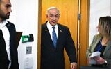 رئيس الوزراء بنيامين نتنياهو يدخل قاعة المحكمة في محكمة تل أبيب المركزية قبل الإدلاء بشهادته، 23 ديسمبر 2024. (Reuven Kastro/POOL)