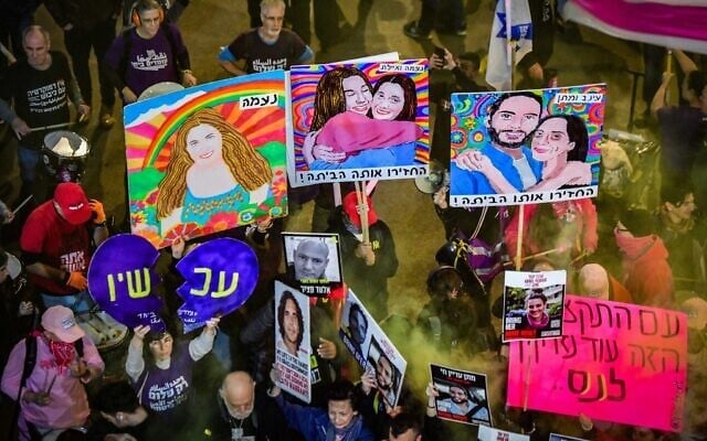 متظاهرون يطالبون بالإفراج عن الرهائن الإسرائيليين المحتجزين في قطاع غزة خارج مقر وزارة الدفاع (الكيرياه) في تل أبيب، 28 ديسمبر، 2024. (Avshalom Sassoni/Flash90) متظاهرون يطالبون بالإفراج عن الرهائن الإسرائيليين المحتجزين في قطاع غزة خارج مقر وزارة الدفاع (الكيرياه) في تل أبيب، 28 ديسمبر، 2024. (Avshalom Sassoni/Flash90)
