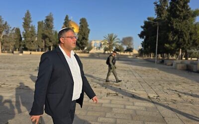 وزير الأمن القومي اليميني المتطرف إيتمار بن غفير يزور الحرم القدسي، في القدس، في صورة نشرها على موقع "أكس" في 26 ديسمبر 2024 (X; used in accordance with Clause 27a of the Copyright Law)