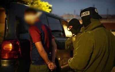 قوات الأمن تعتقل اثنين من سكان قرية مسعدة الدرزية في مرتفعات الجولان بتهمة التجسس لصالح فيلق القدس التابع للحرس الثوري الإيراني، في صورة حصلت على الموافقة للنشر في 6 ديسمبر 2024. (Israel Police)