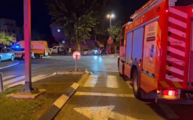 عناصر الإنقاذ في موقع سقوط صاروخ أطلقه الحوثيون في ​​تل أبيب، 21 ديسمبر 2024 (MDA video screenshot)