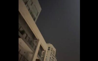 اعتراض صاروخ أطلقه الحوثيون، فوق تل أبيب، في 24 ديسمبر 2024. (Screen capture/X)