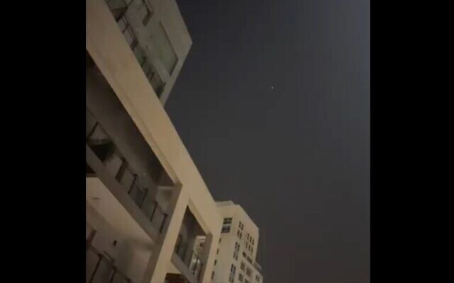اعتراض صاروخ أطلقه الحوثيون، فوق تل أبيب، في 24 ديسمبر 2024. (Screen capture/X)