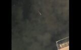 توضيحية: اعتراض صاروخ أطلقه الحوثيون من اليمن، كما شوهد من إسرائيل، في وقت مبكر من يوم 27 ديسمبر 2024. (Screen capture/X; used in accordance with Clause 27a of the Copyright Law)