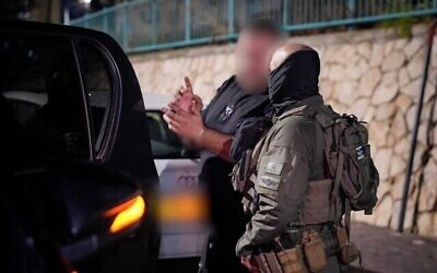 رجل إسرائيلي معتقل للاشتباه في تجسسه لصالح إيران في صورة نشرت في 9 ديسمبر، 2024. (Israel Police)