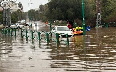 إنقاذ امرأة من سيارتها التي غمرتها المياه في الخضيرة بعد أمطار غزيرة، 28 ديسمبر 2024. (Fire and Rescue Service)